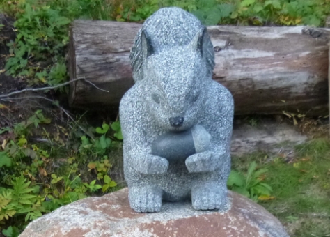 手洗い場とリスのオブジェ