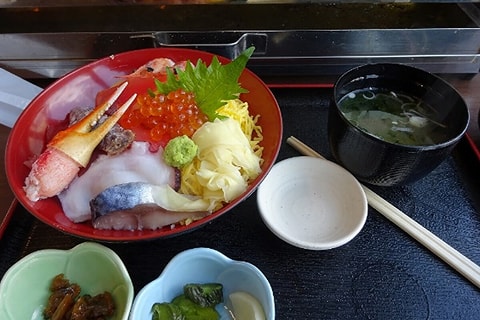 新鮮な海鮮丼はいつ食べても最高です