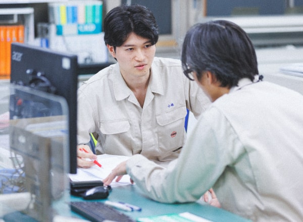 描いた図面を上司が確認