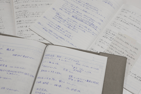 矢竹は入社以来、お客様や社内ミーティングのポイントをノートに書きとめている。問い合わせには、ノートを見て迅速に応えられるように情報をまとめている。